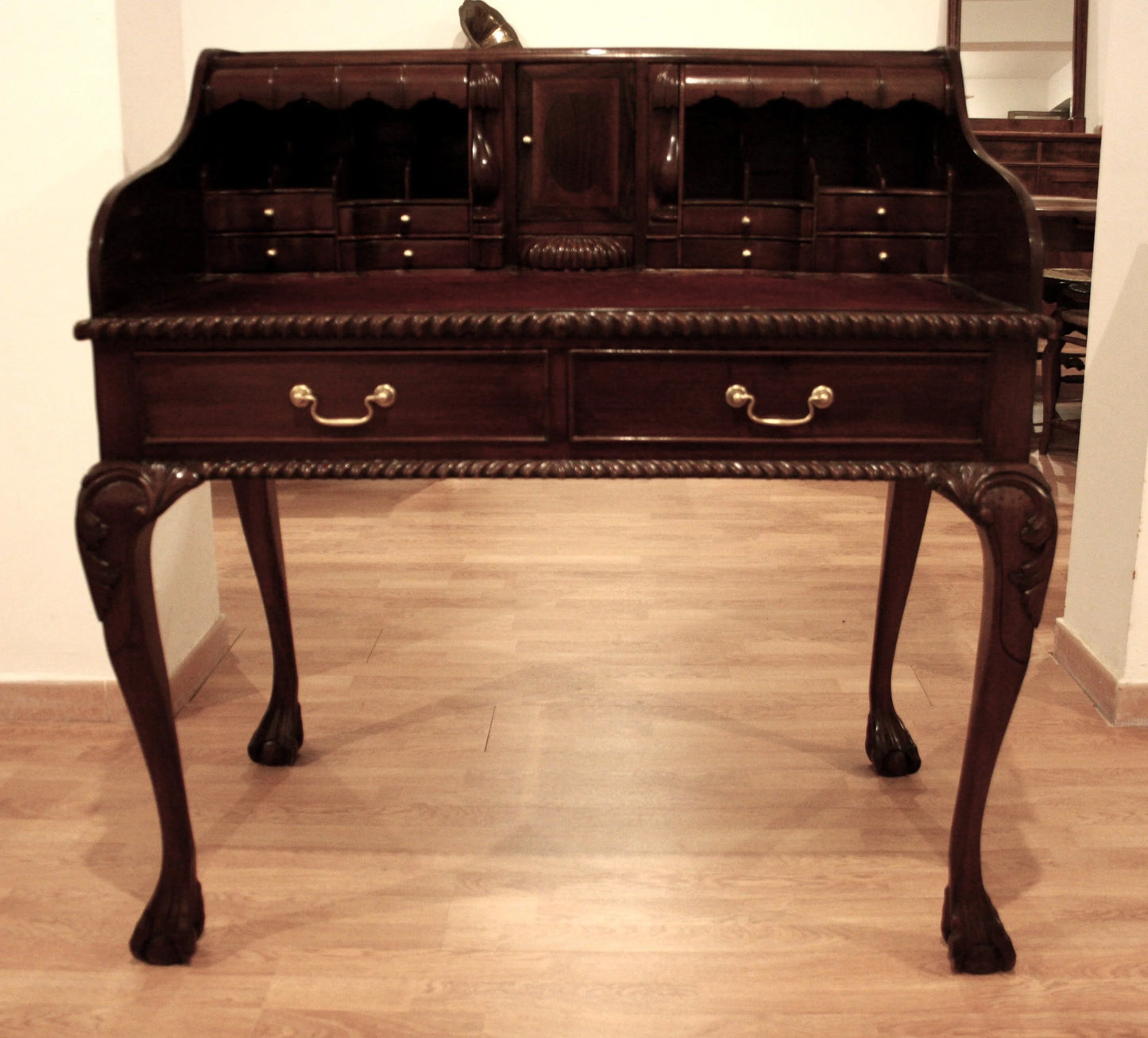 Escritorio antiguo inglés estilo Chippendale de nogal con patas arqueadas y patas de garra.