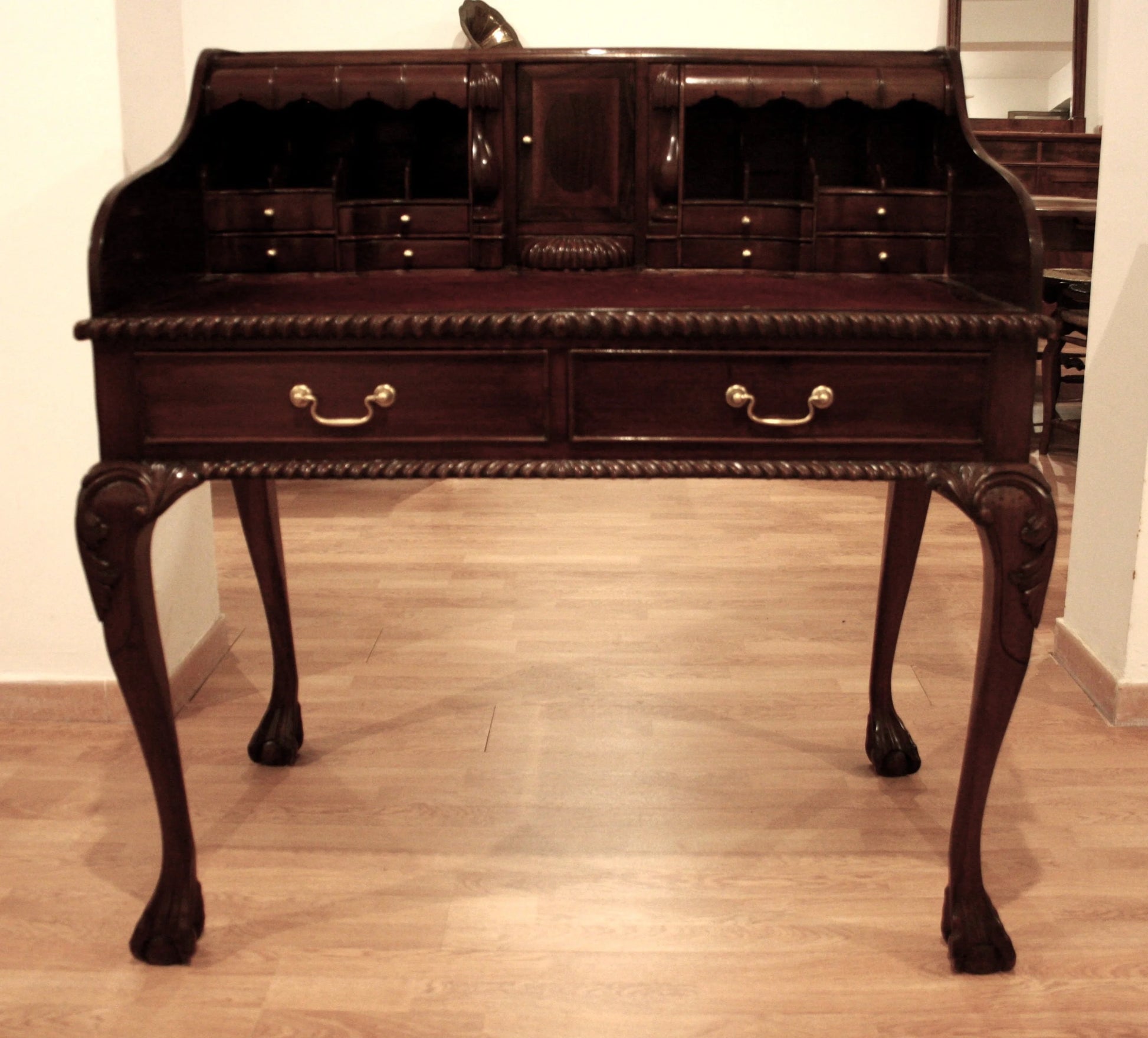 Escritorio antiguo inglés estilo Chippendale de nogal con patas arqueadas y patas de garra.