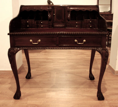Escritorio antiguo inglés estilo Chippendale de nogal con patas arqueadas y patas de garra.