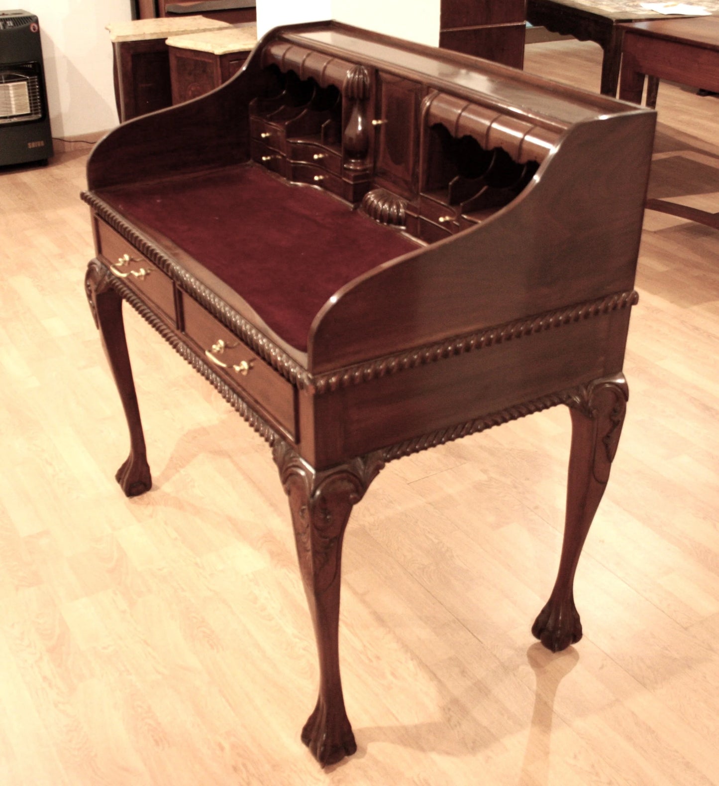 Escritorio antiguo inglés estilo Chippendale de nogal con patas arqueadas y tablero de cuero.