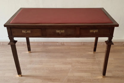 Scrivania stile impero in noce con piano in pelle rossa e piedini in ottone con tre cassetti