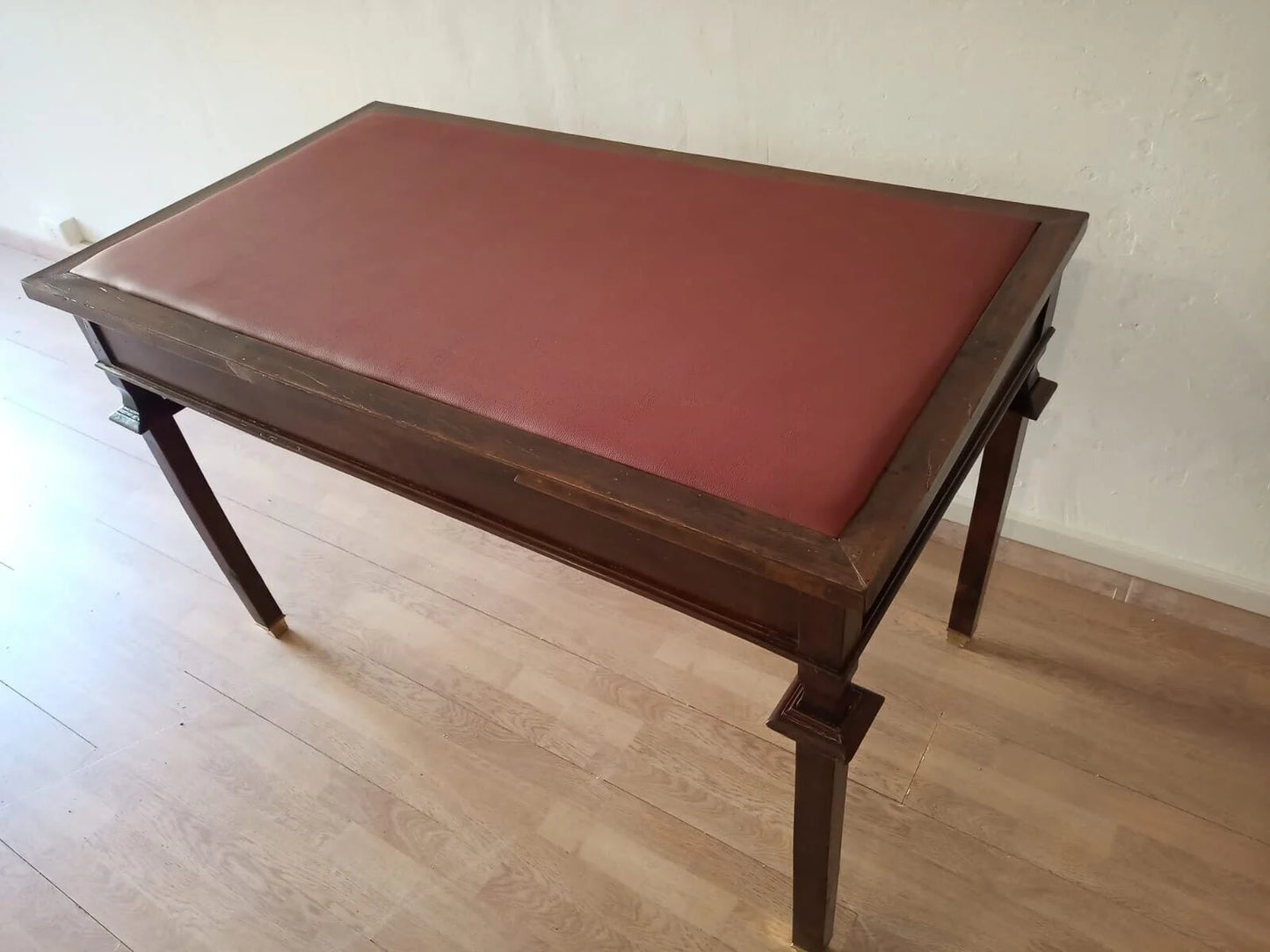 Scrivania stile impero in noce con piano in pelle rossa e piedini in ottone elegante e vintage ottocento