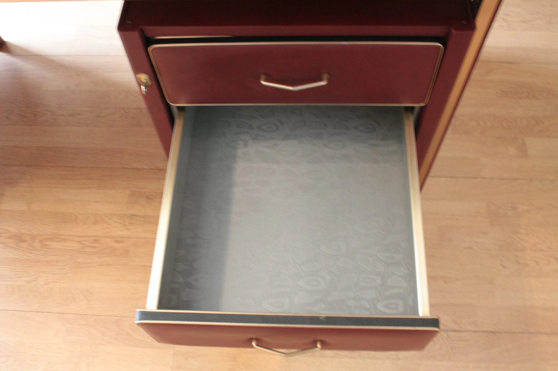 Scrivania ministeriale disegnata da umberto mascagni in similpelle bordeaux con cassetto aperto in legno mogano