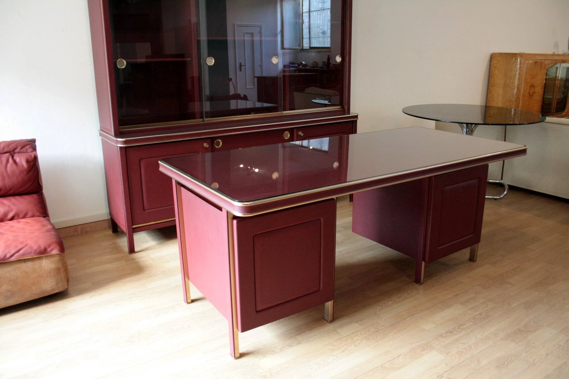 Scrivania ministeriale disegnata umberto mascagni in similpelle bordeaux con rifiniture in ottone stile 1950