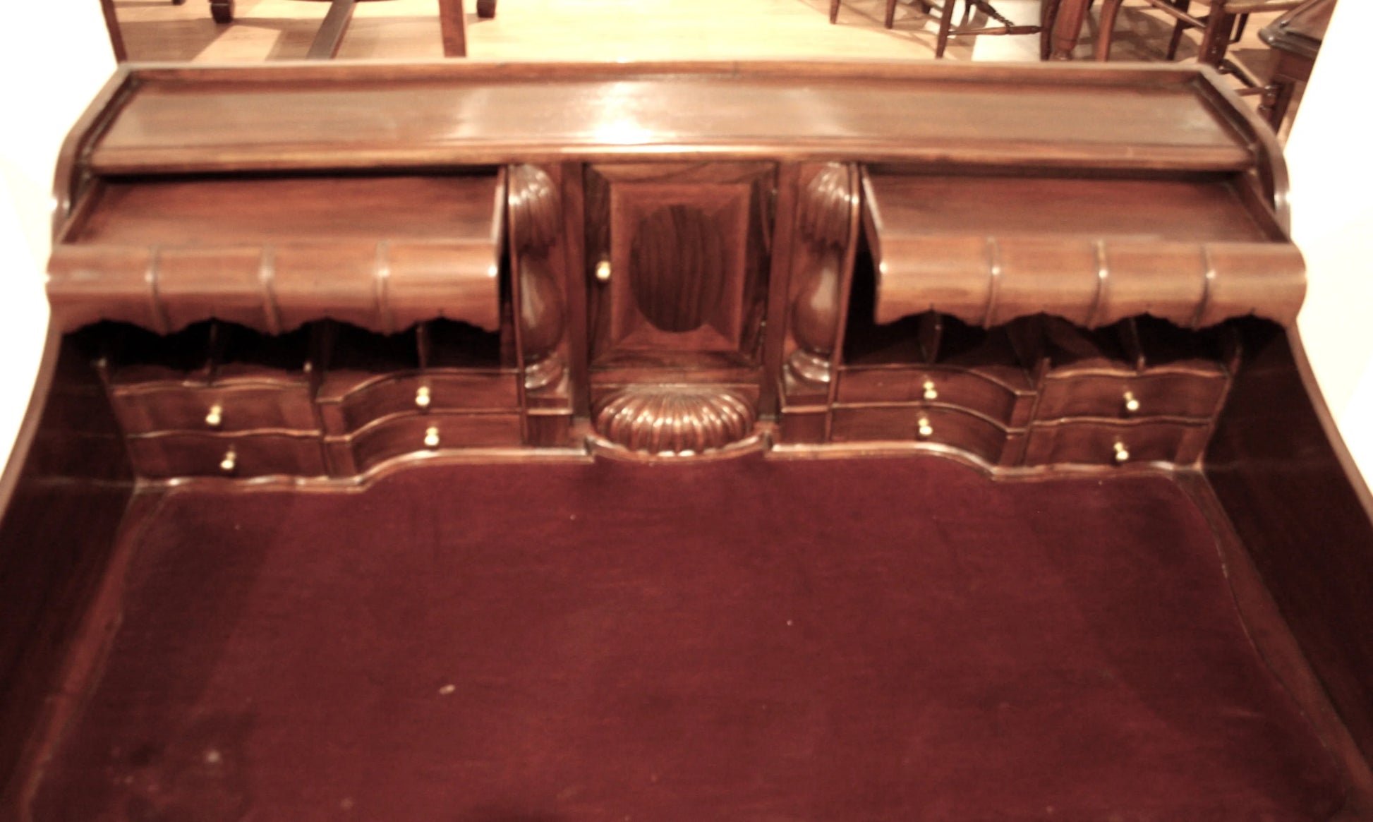 Elegante escritorio de oficina inglés estilo Chippendale de nogal con secreter y patas arqueadas decoradas en madera.