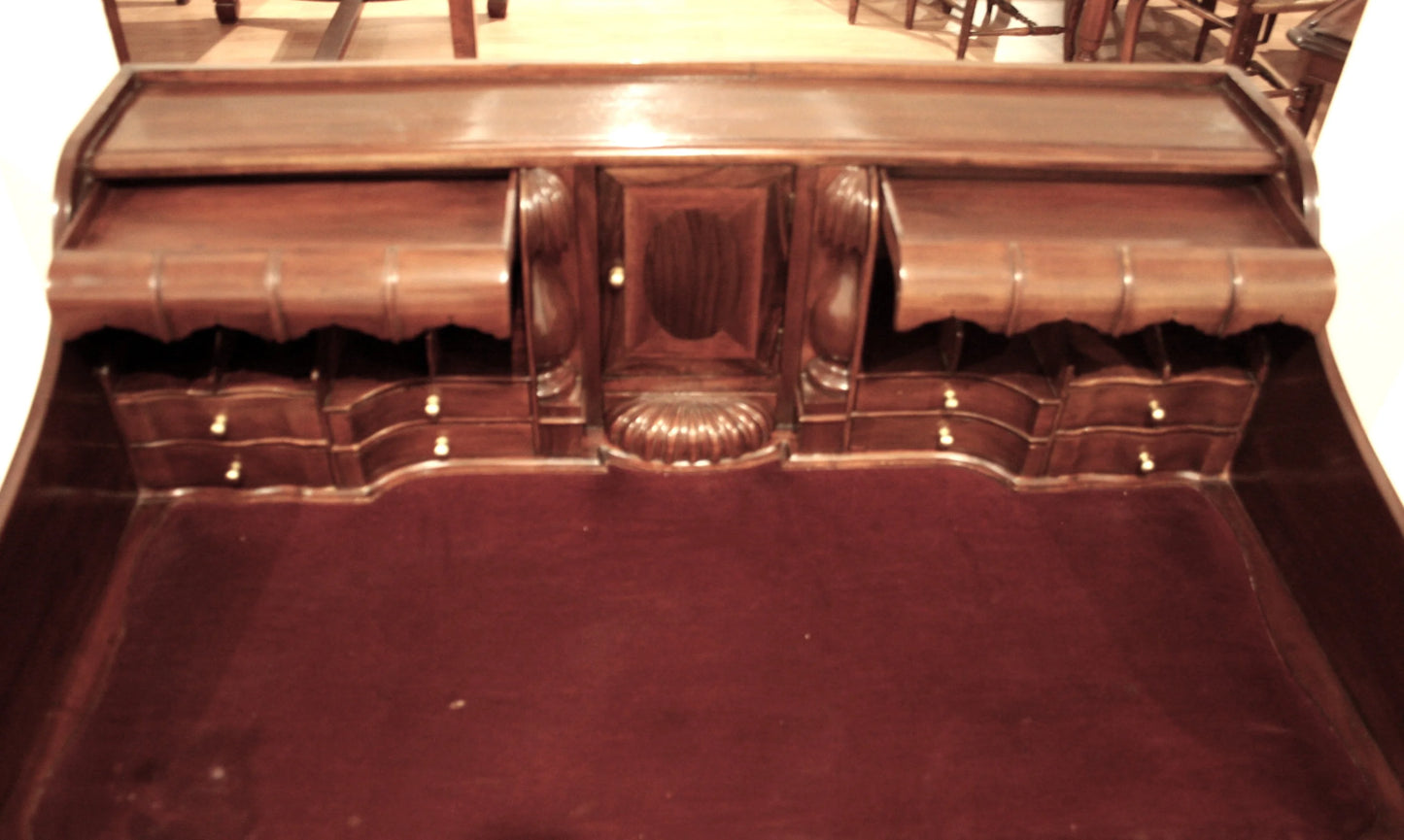 Elegante escritorio de oficina inglés estilo Chippendale de nogal con patas arqueadas y detalles decorativos tallados.