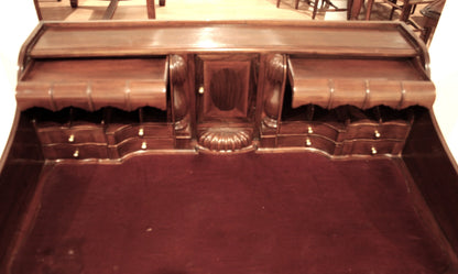 Elegante escritorio de oficina inglés estilo Chippendale de nogal con patas arqueadas y detalles decorativos tallados.