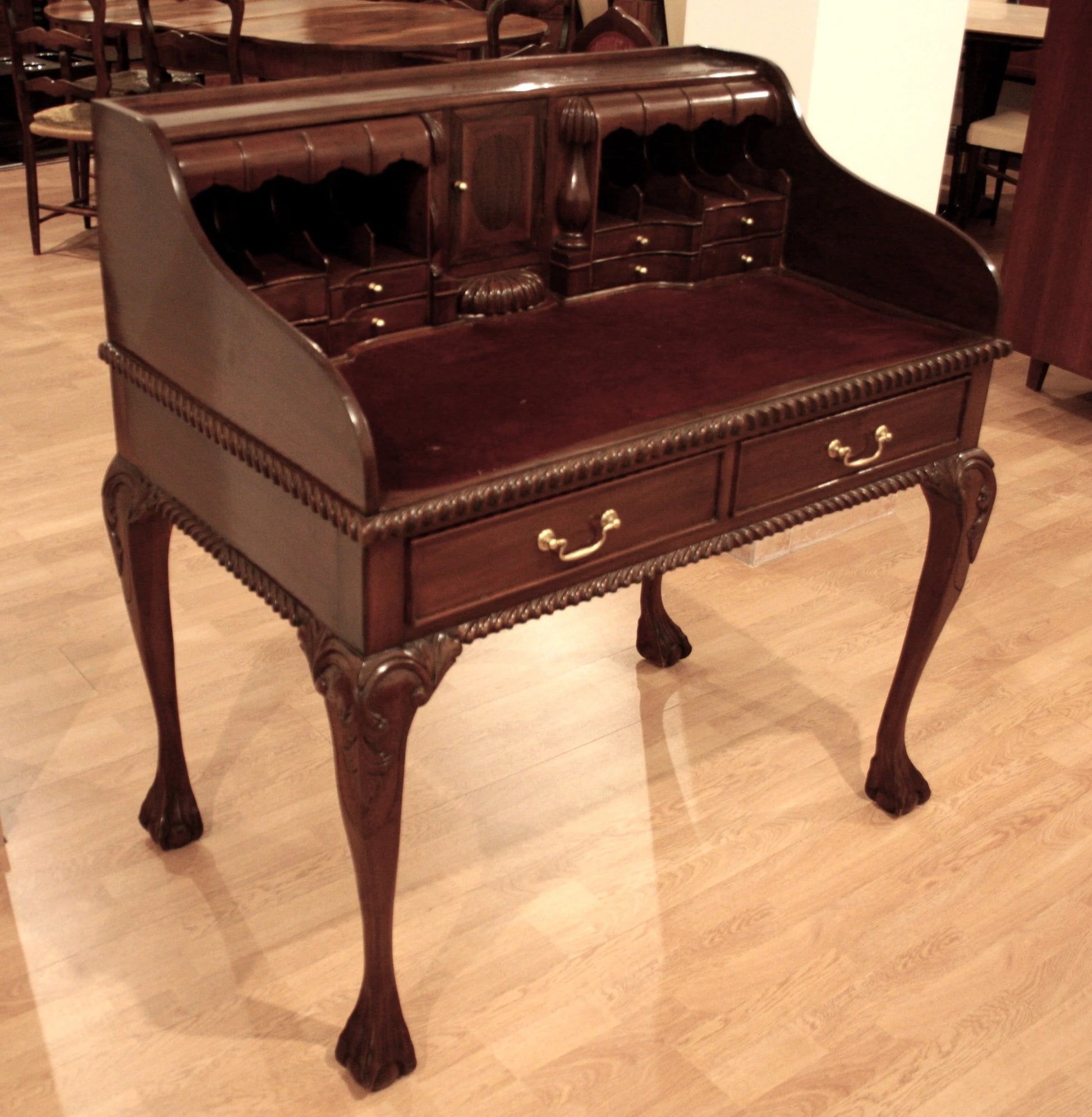 Elegante escritorio de oficina inglés estilo Chippendale, de nogal, con patas arqueadas y herrajes de latón.