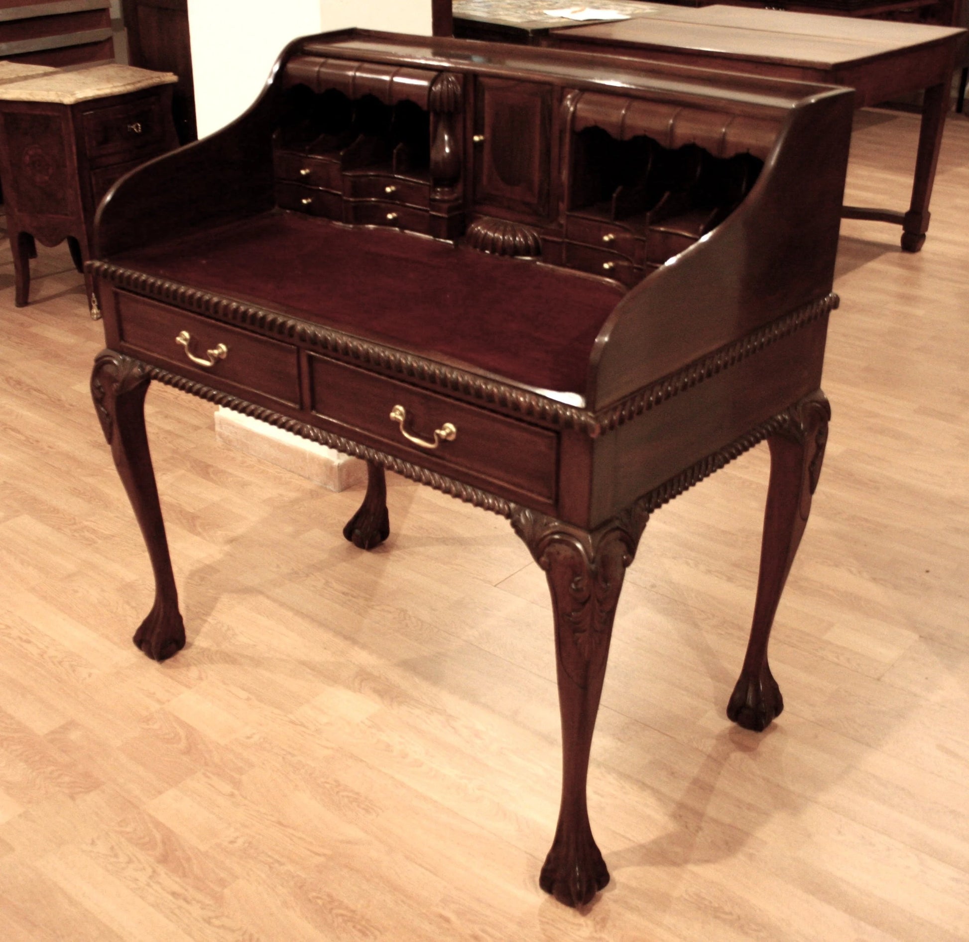 Escritorio de oficina de nogal estilo Chippendale inglés con patas arqueadas y herrajes de latón ornamentados.