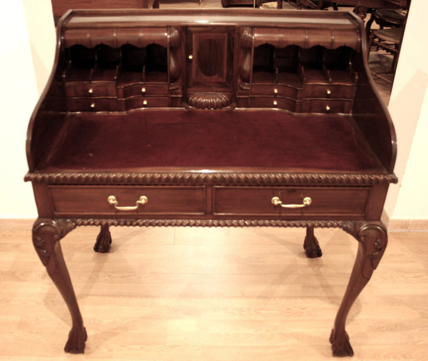 Elegante escritorio de oficina inglés estilo Chippendale, de nogal, con patas arqueadas y numerosos cajones.