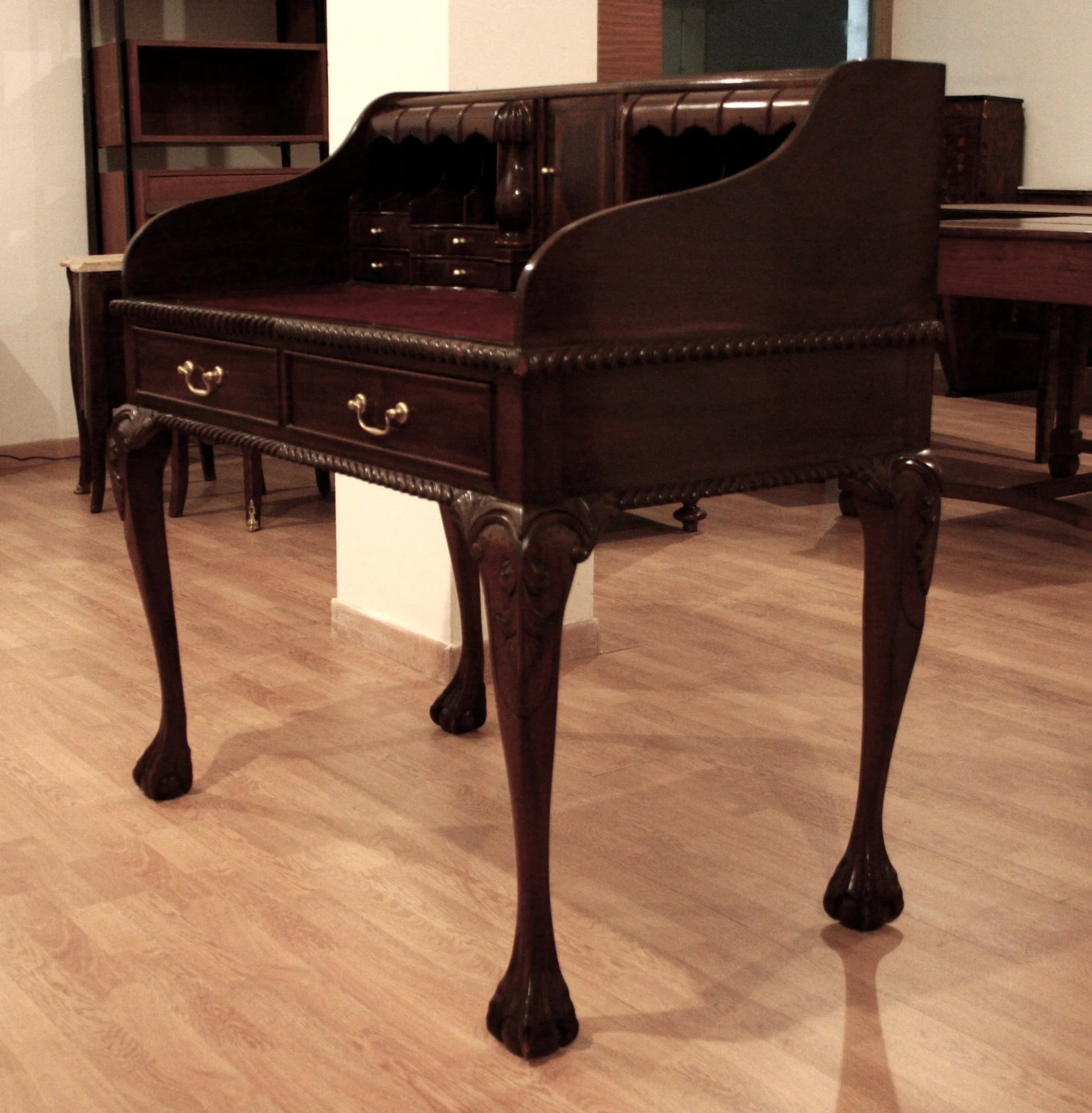 Escritorio de oficina ornamentado de estilo Chippendale inglés con patas arqueadas y secreter de nogal de cuero ecológico.