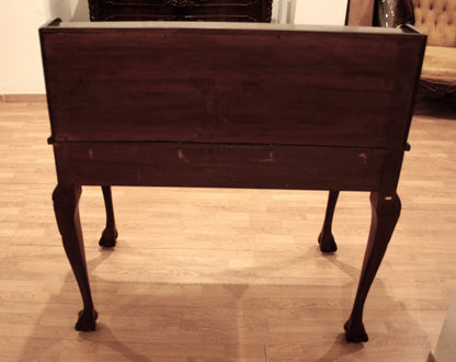 Escritorio de madera oscura estilo Chippendale inglés con secreter de nogal, patas arqueadas y patas con forma de garra.