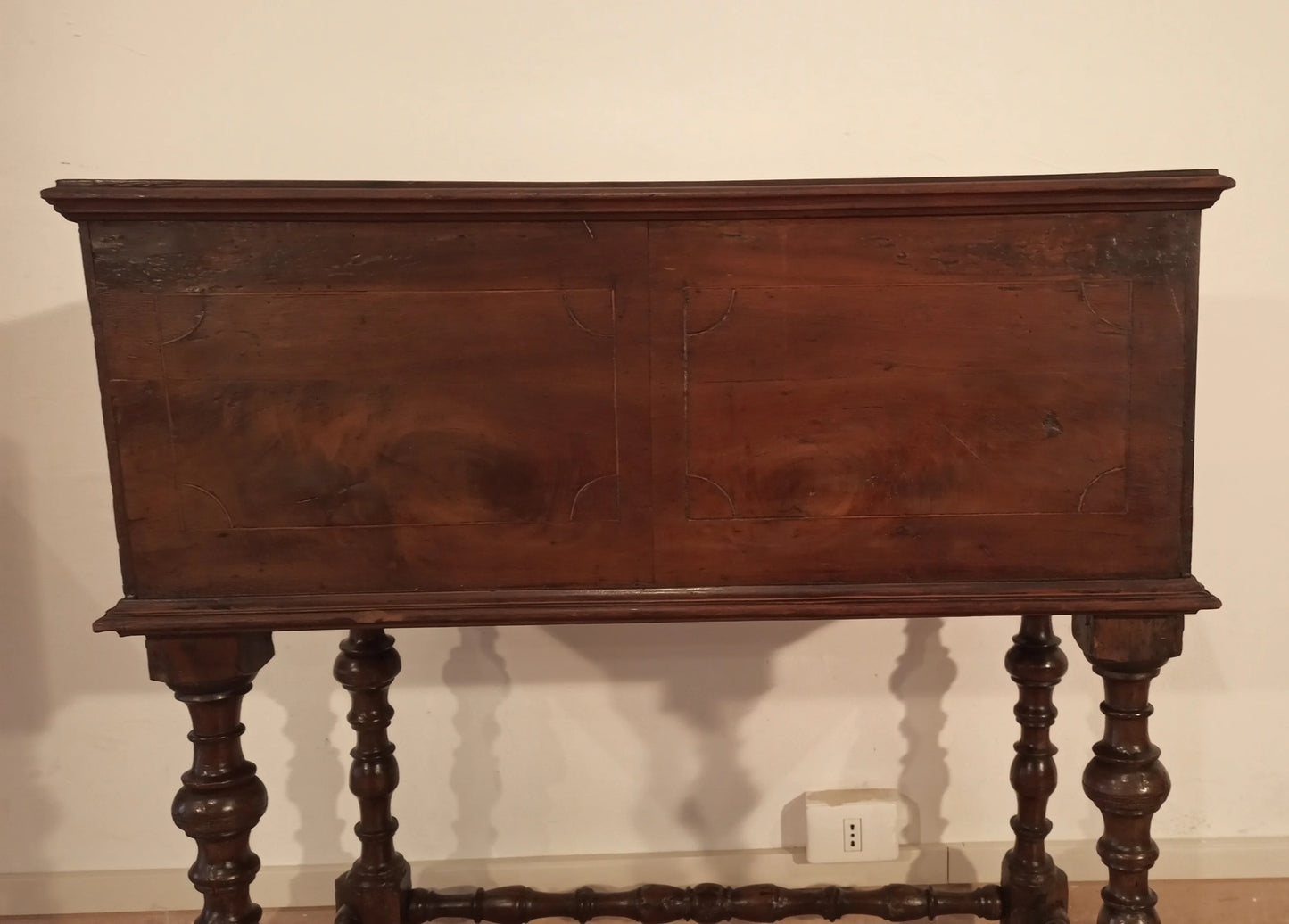 Scrivania a ribalta xviii secolo in legno scuro con gambe tornite ornate per uso scrittoio elegante