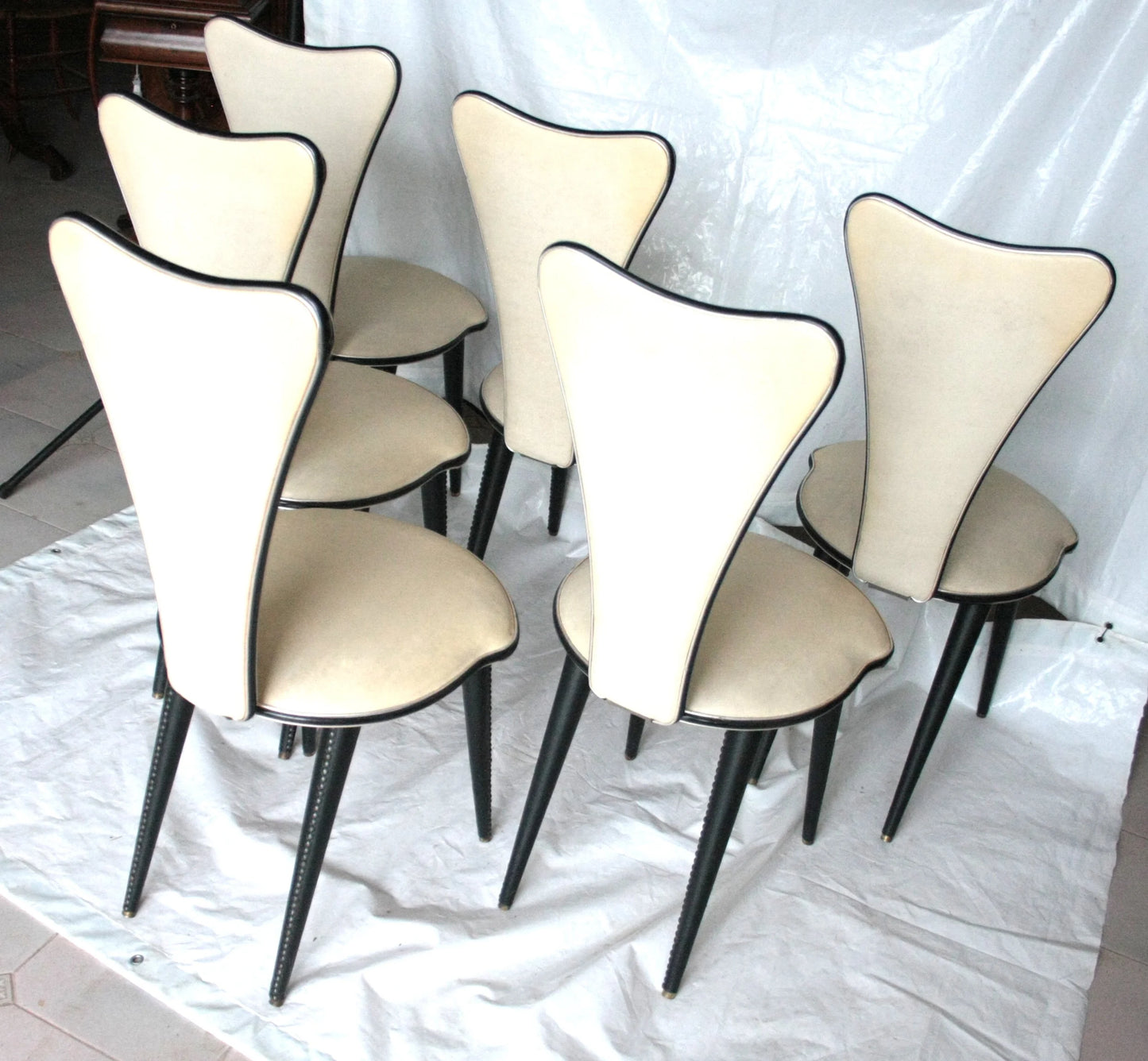 Set 6 sedie umberto mascagni anni 60 in ecopelle bianca con design triangolo irregolare cream color