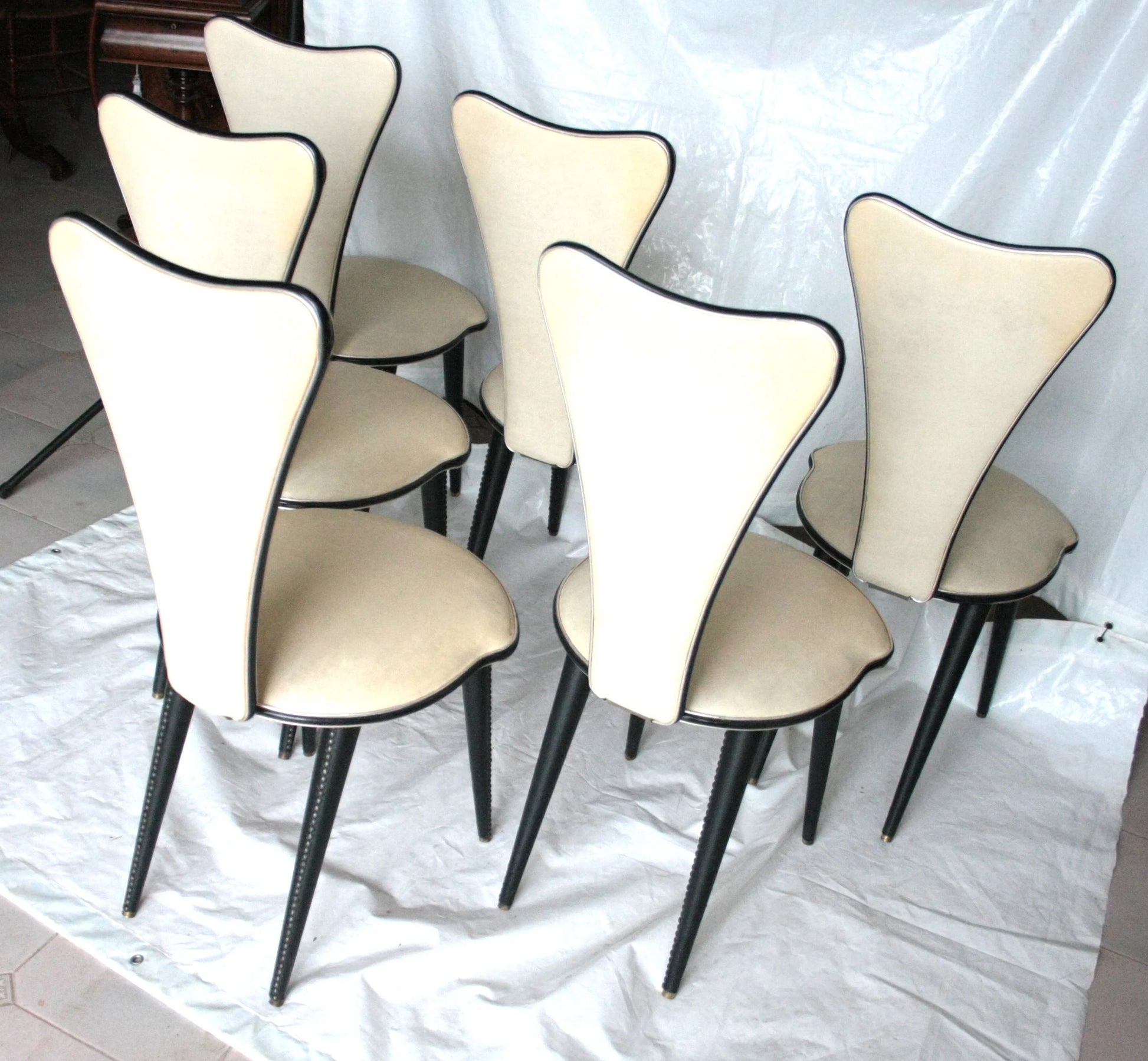 Set 6 sedie umberto mascagni anni 60 in ecopelle bianca con design triangolo irregolare cream color