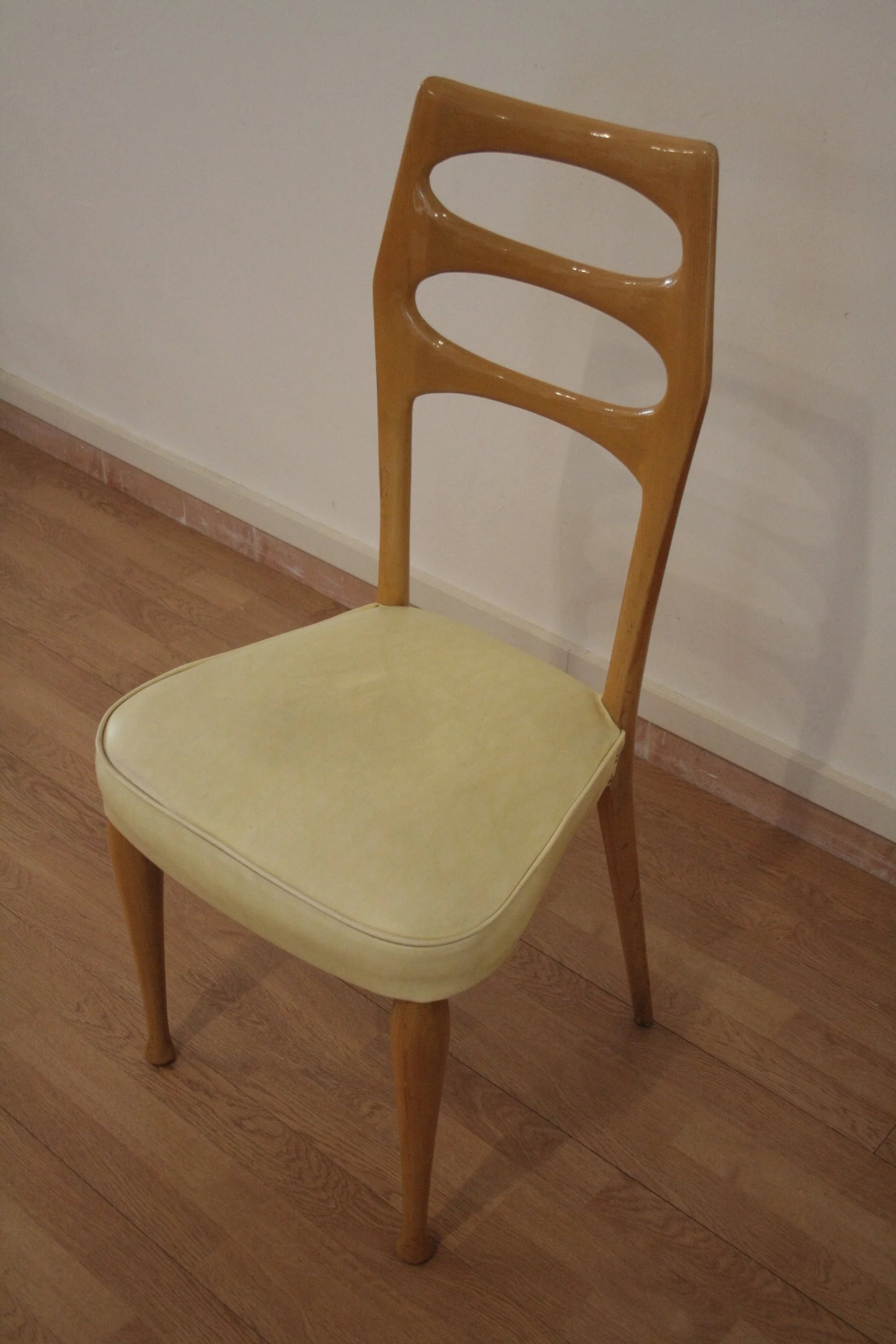 Sedie da pranzo vittorio dassi anni 50 set di 6 in legno con schienale ovale e seduta imbottita da dario raia antiquariato