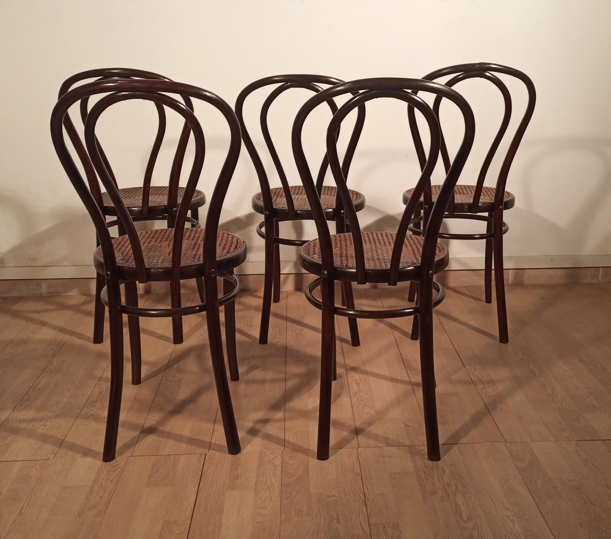 Quattro sedie stile thonet drava con schienali curvi e sedili in paglia inseriti set di cinque