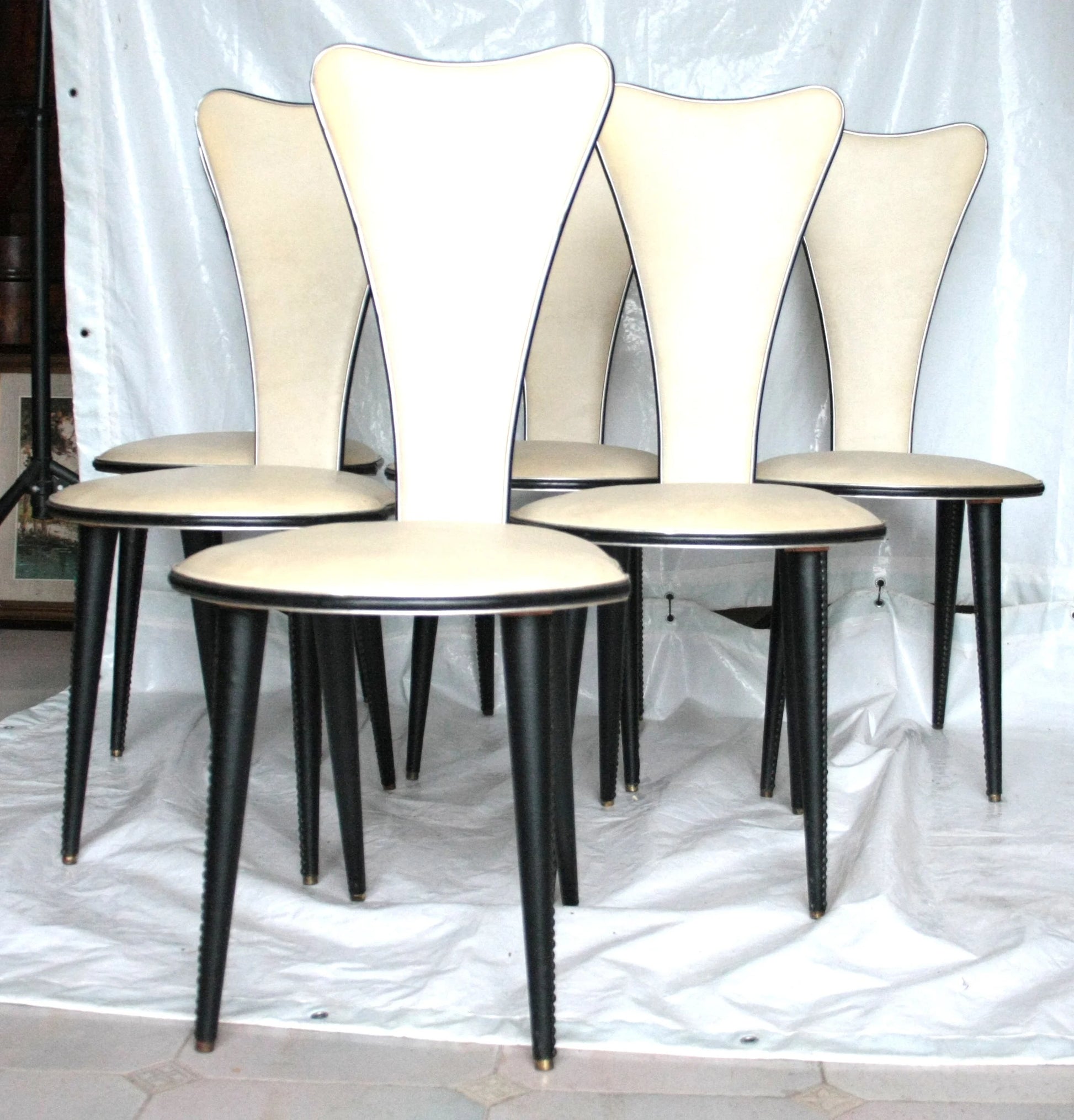 Set 6 sedie umberto mascagni anni 60 in ecopelle bianca con design triangolo irregolare cream color