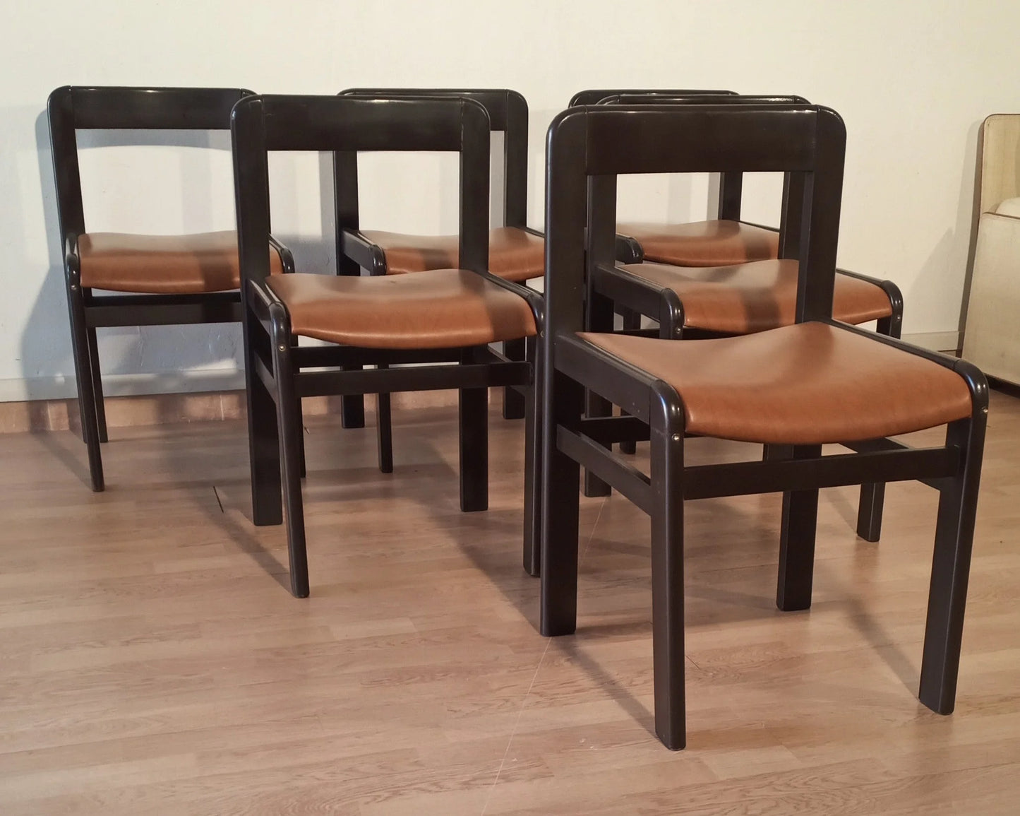 Set di quattro sedie da pranzo vintage anni 70 in legno nero con sedute in pelle marrone