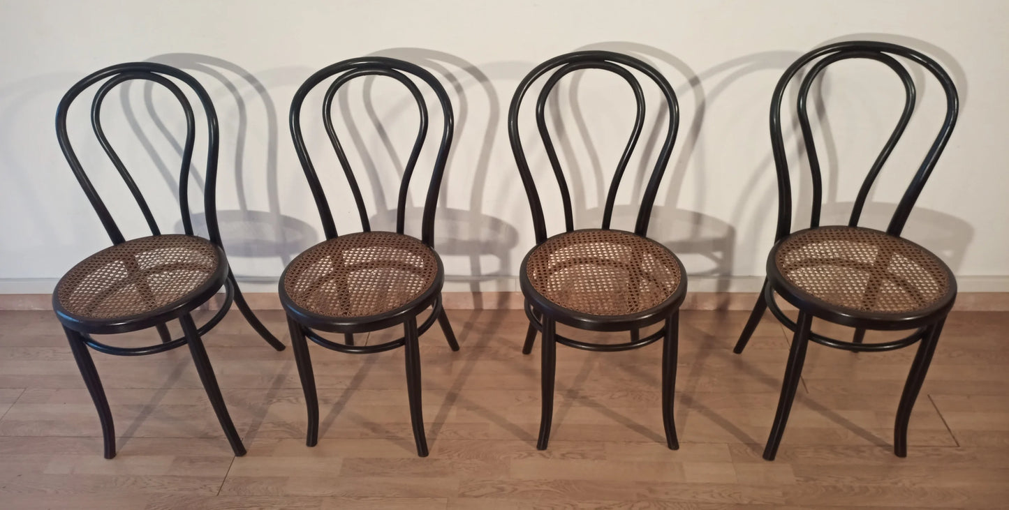 Set di 4 sedie da pranzo in faggio curvato con seduta in canna nello stile thonet italia disposte in fila