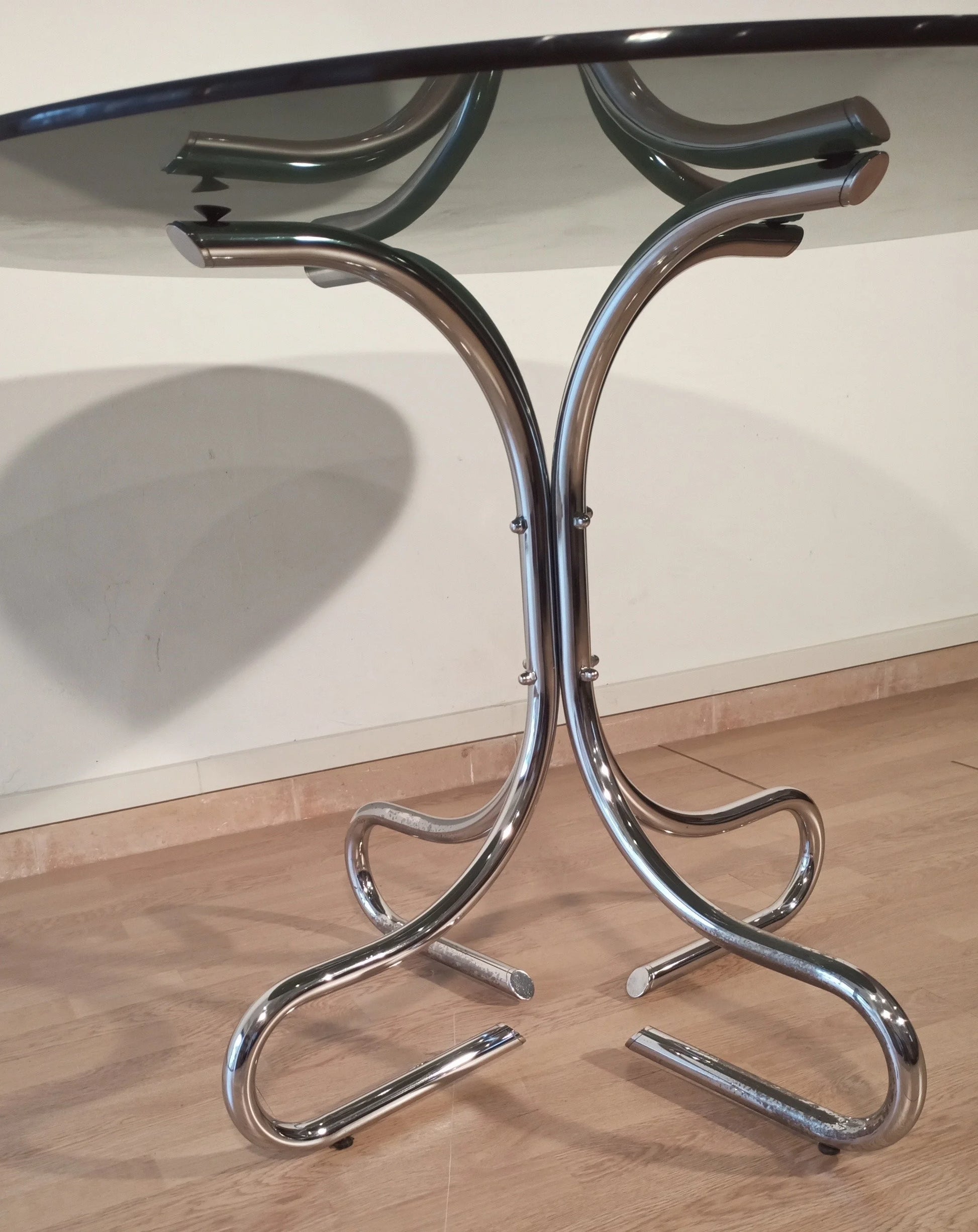 Tavolino da caffè mid-century in acciaio cromato con gambe tubolari curve e ripiano rotondo in vetro fumé italia