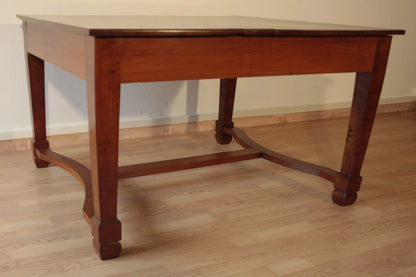 Antico ed elegante tavolo decò vintage in ciliegio massello con gambe curve e traversa orizzontale restaurato