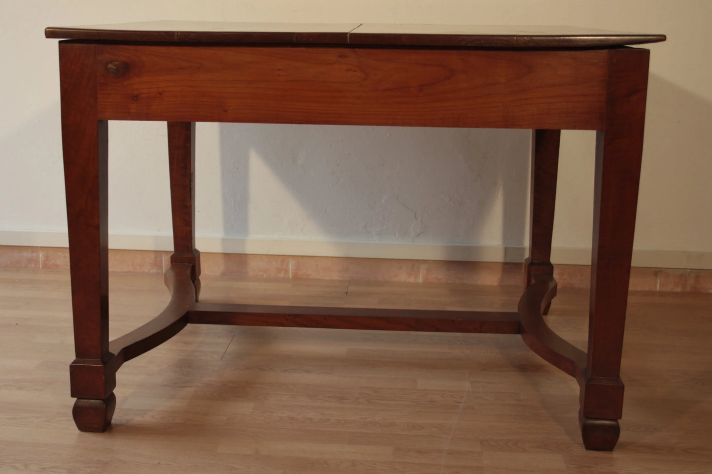 Antico ed elegante tavolo decò vintage in ciliegio massello con gambe intagliate e piano rettangolare allungabile restaurato
