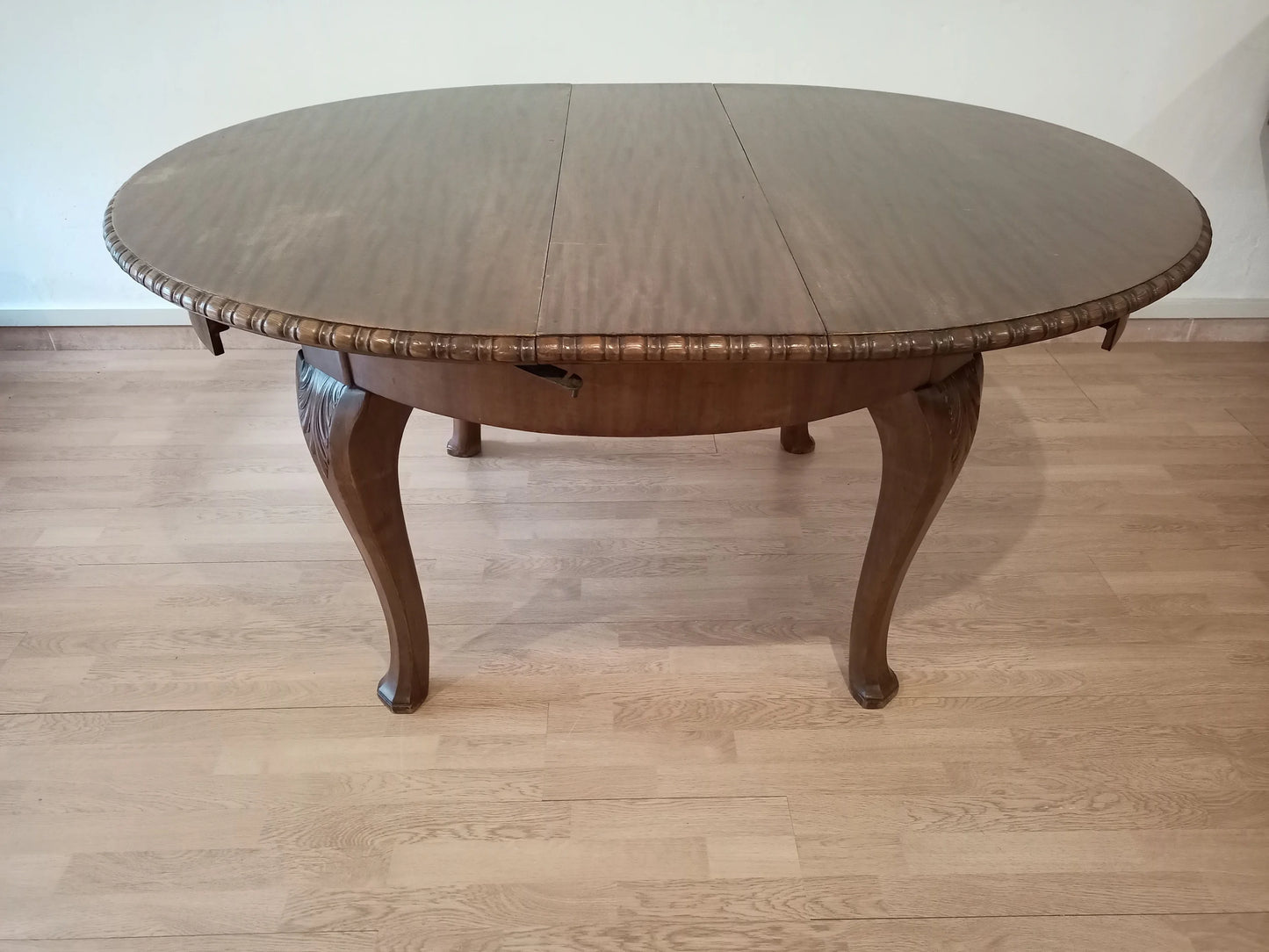 Tavolo tondo vintage in rovere stile luigi filippo con gambe cabriole intagliate e bordo decorativo