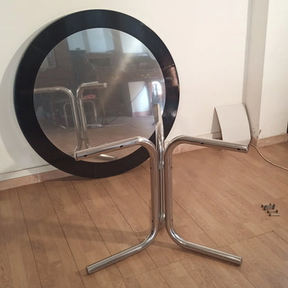 Specchio rotondo su supporto in metallo abbinato al tavolo desco vintage di achille castiglioni per zanotta anni 70