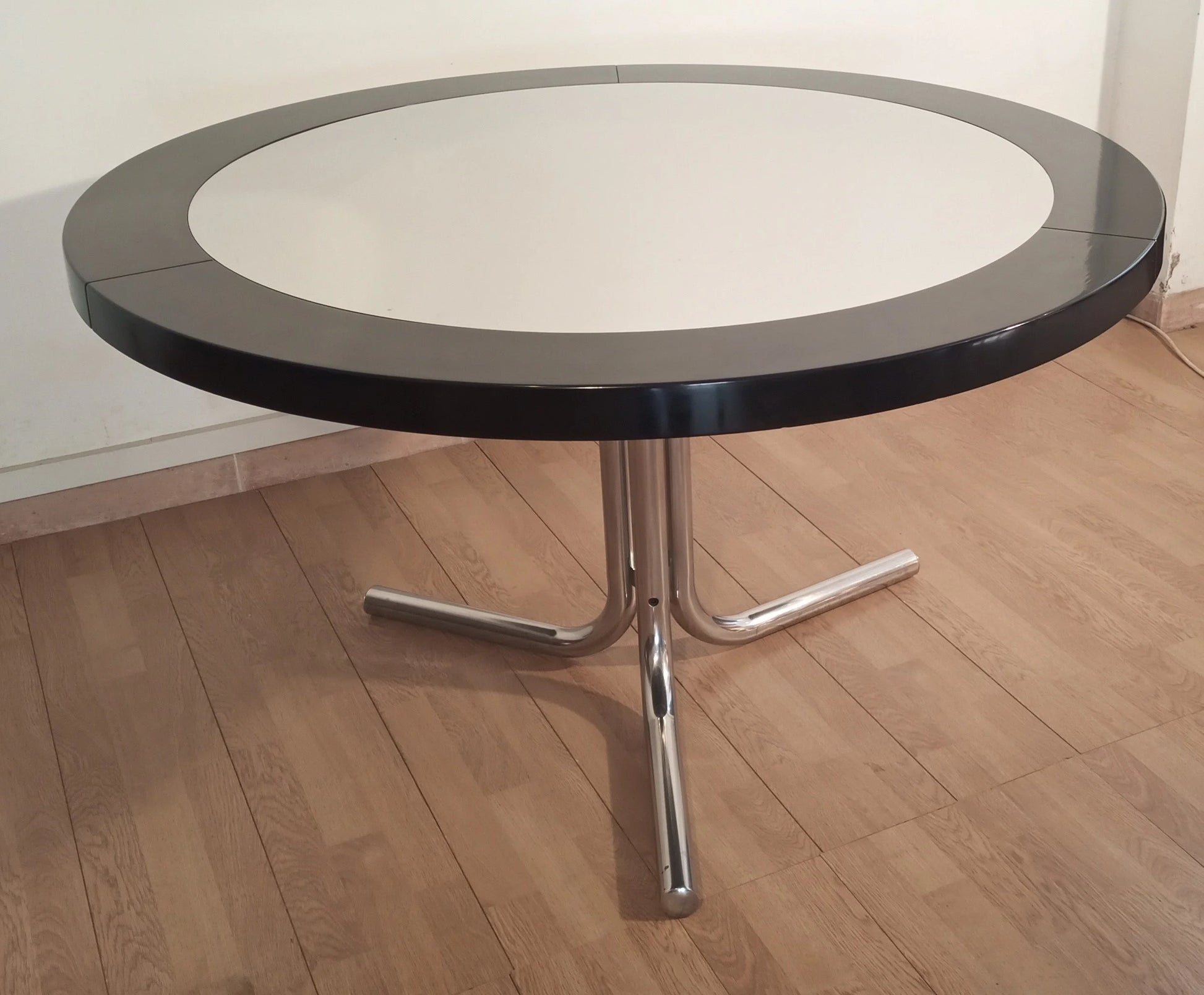Tavolo da pranzo desco vintage di achille castiglioni per zanotta con piano nero e gambe cromate anni 70