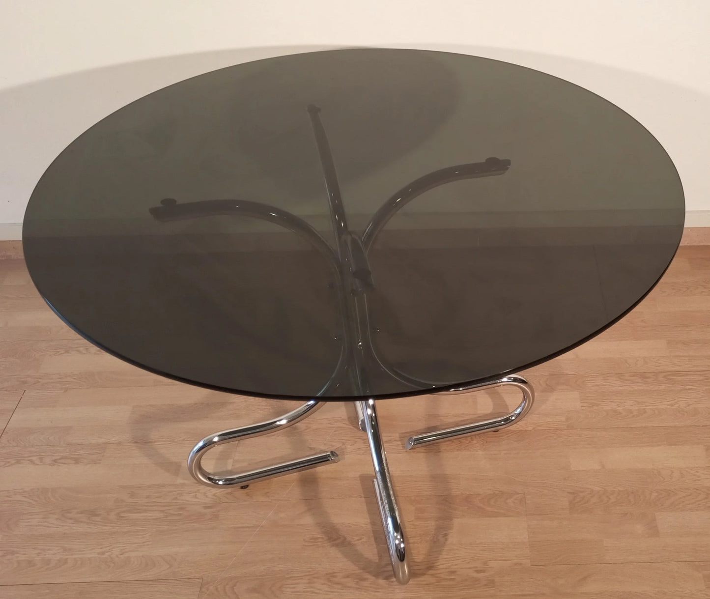 Tavolino da caffè mid-century in acciaio cromato con ripiano rotondo in vetro fumé elegante design italiano