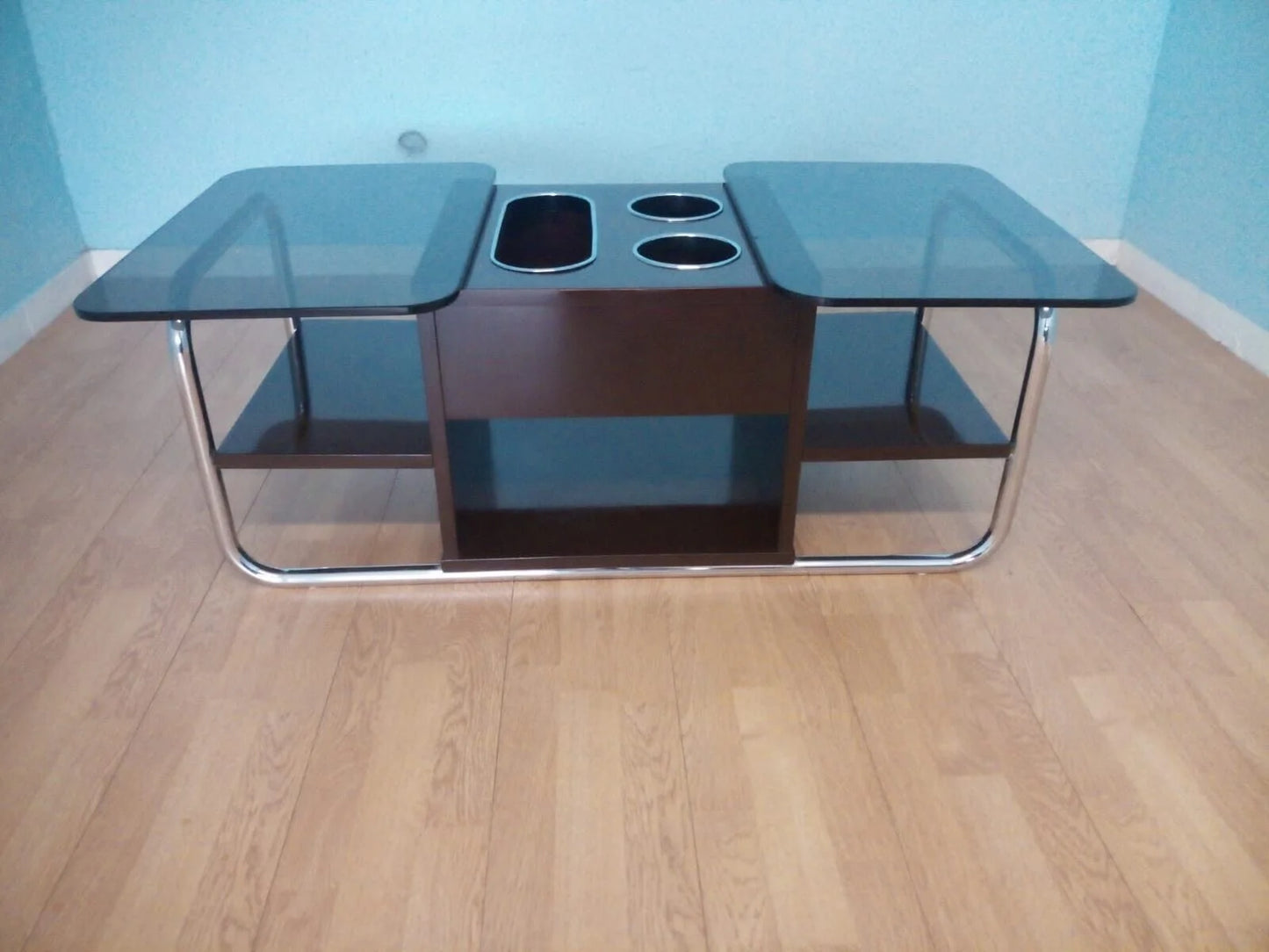 Tavolino bar vintage anni 70 con superfici in vetro e metallo cromato splendido con porta bicchieri integrato