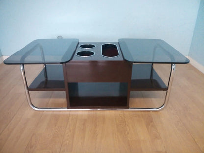 Tavolino bar vintage anni 70 con superfici in vetro, metallo cromato splendido e portabicchieri integrati per salotto caffè