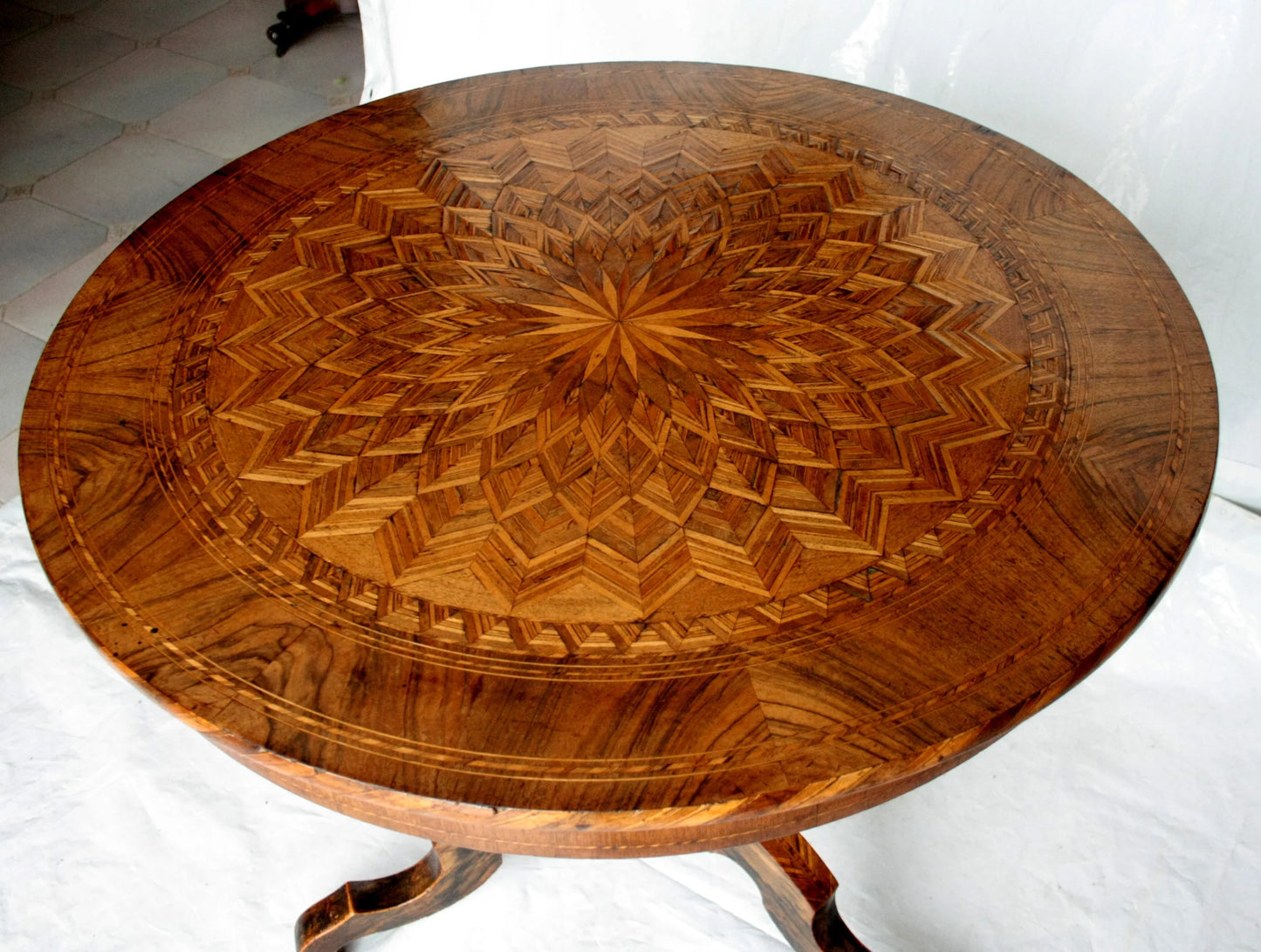 Tavolo da centro intarsiato italia con motivi geometrici e starburst in legno, dimensioni perfette ante 1890