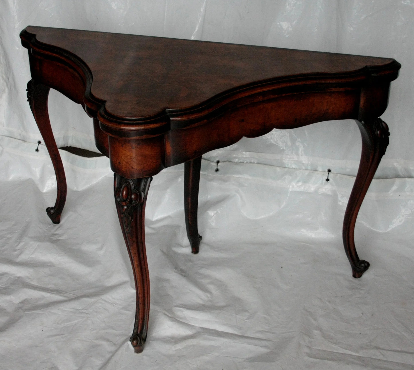 Console tavolo da gioco inglese fine xviii secolo in legno scuro con gambe cabriole di eccezionale qualità ebanistica