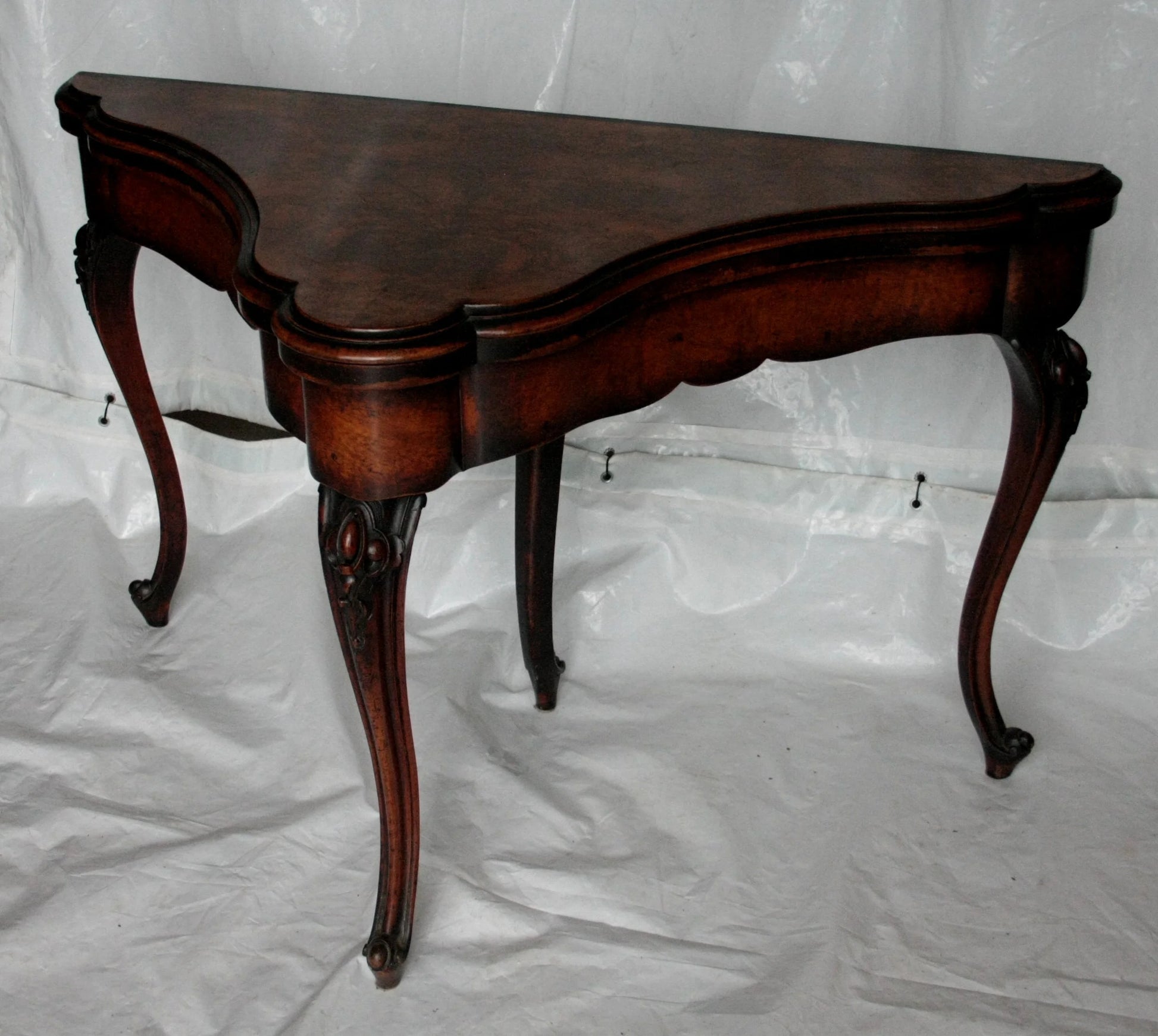 Console tavolo da gioco inglese fine xviii secolo in legno scuro con gambe cabriole di eccezionale qualità ebanistica