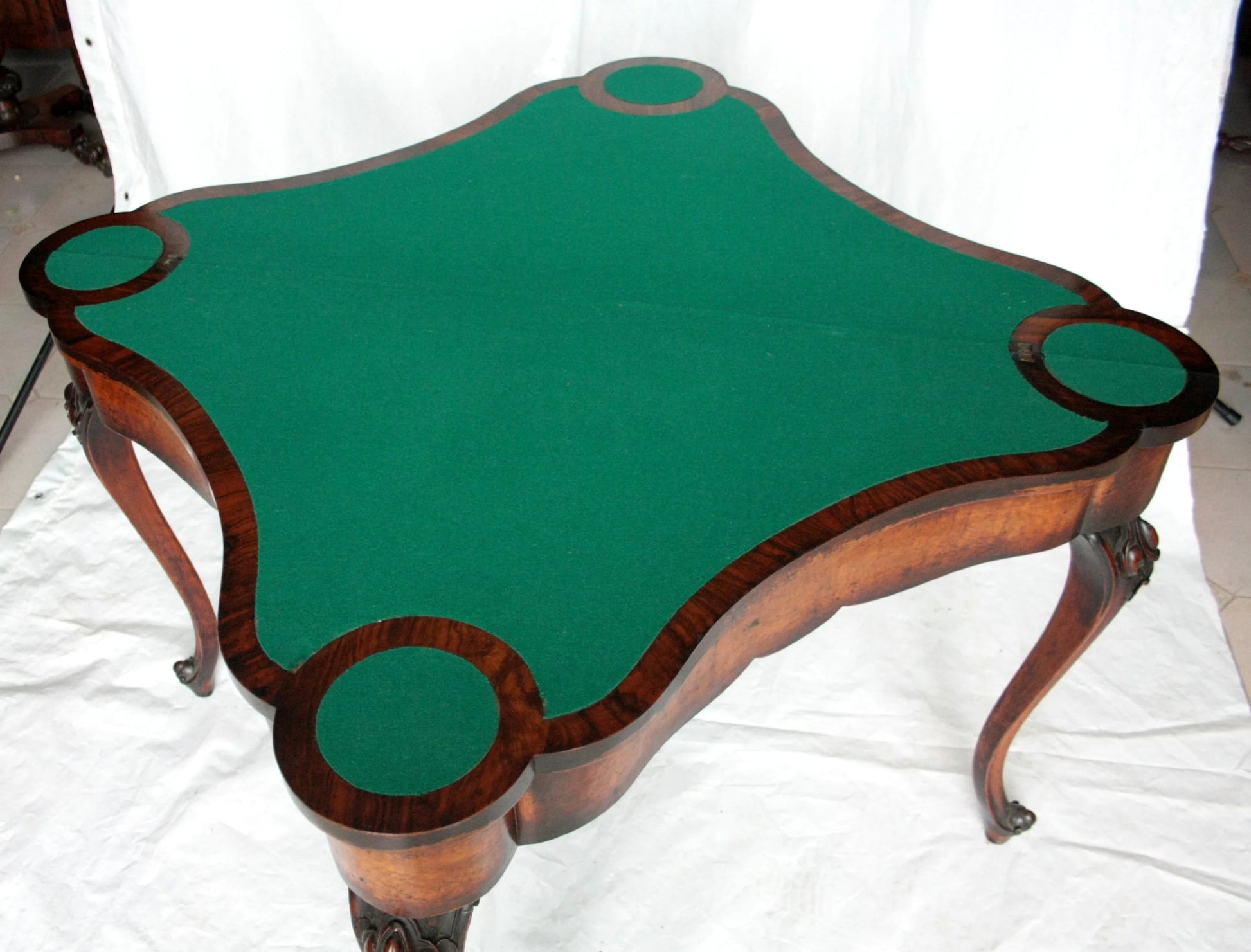 Console tavolo da gioco inglese fine xviii secolo con piano verde in feltro e gambe lignee ornate di eccezionale qualità ebanistica