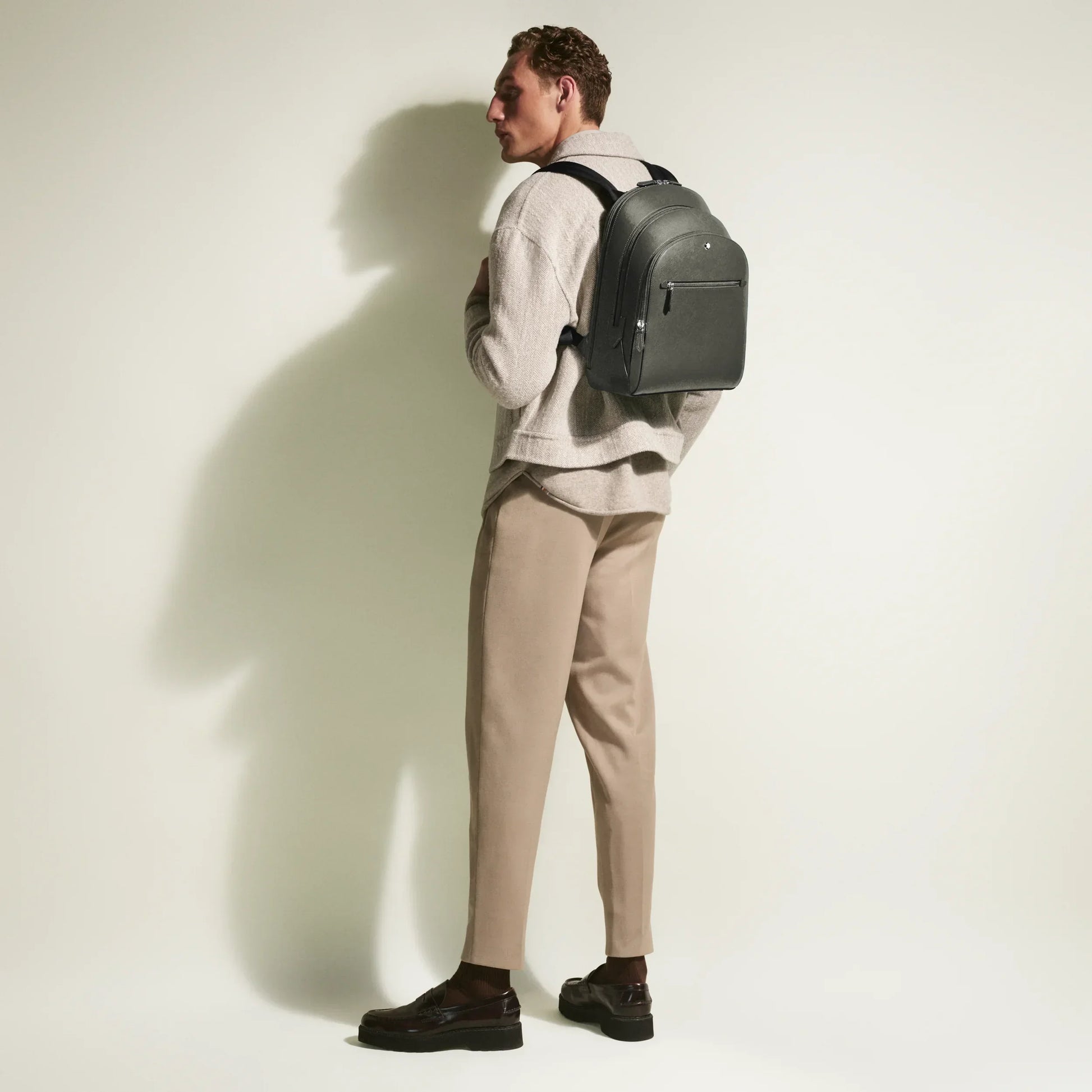 Montblanc zaino medio grigio medio in pelle stampa saffiano con raffinato stile urbano e tre scomparti metallici